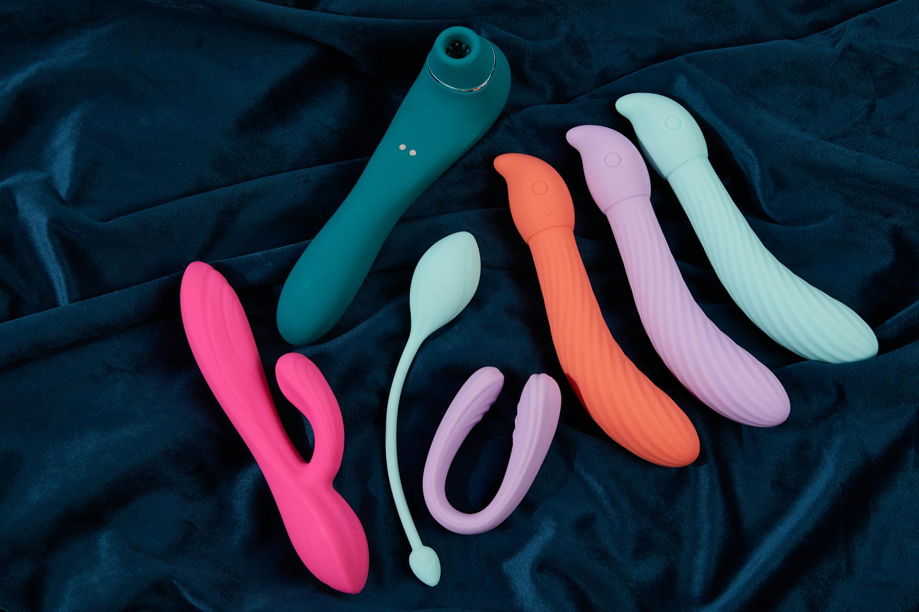 Una giovane coppia che tiene insieme un vibratore blu, simboleggiando l'intimità moderna.