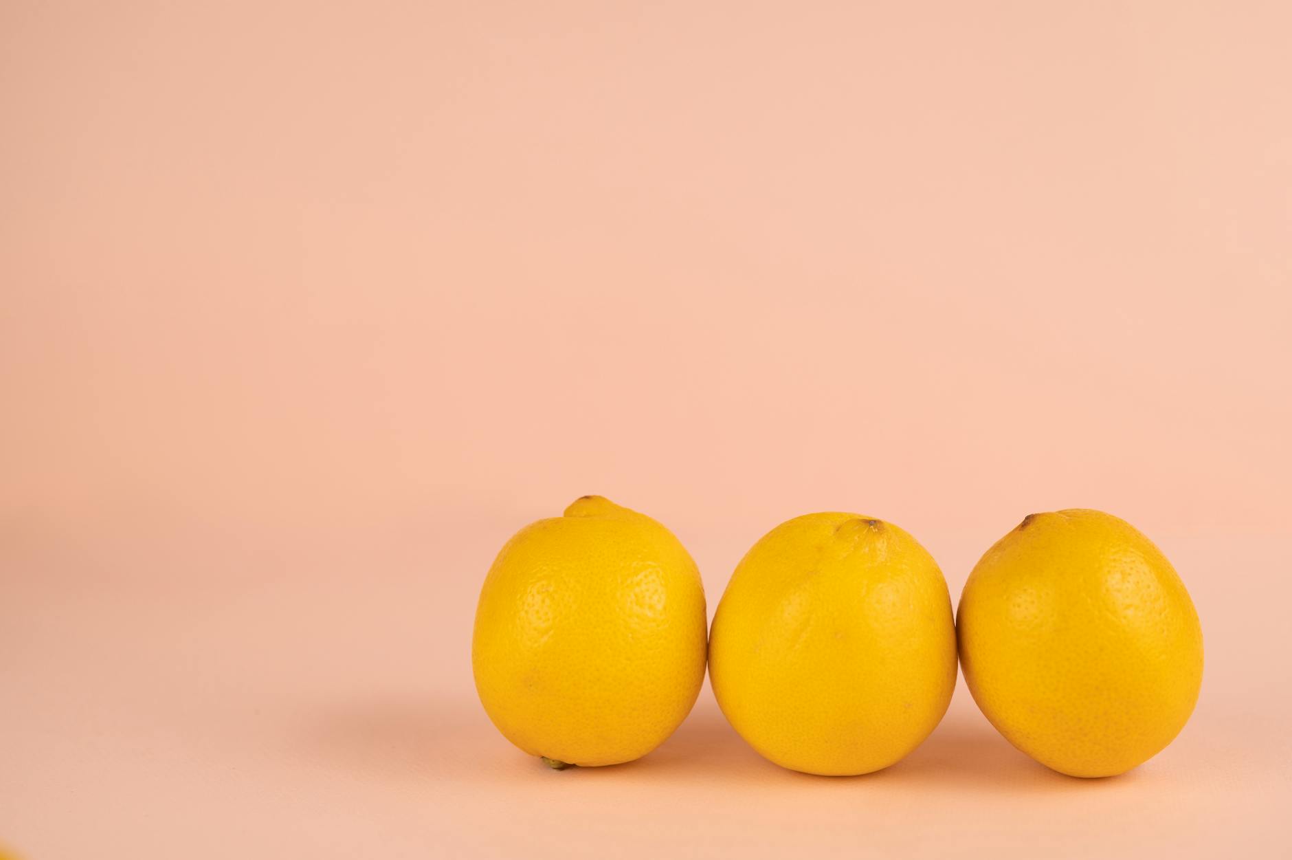 Limoni freschi e vibranti su sfondo pastello, simbolo di nuova sensibilità e rinascita