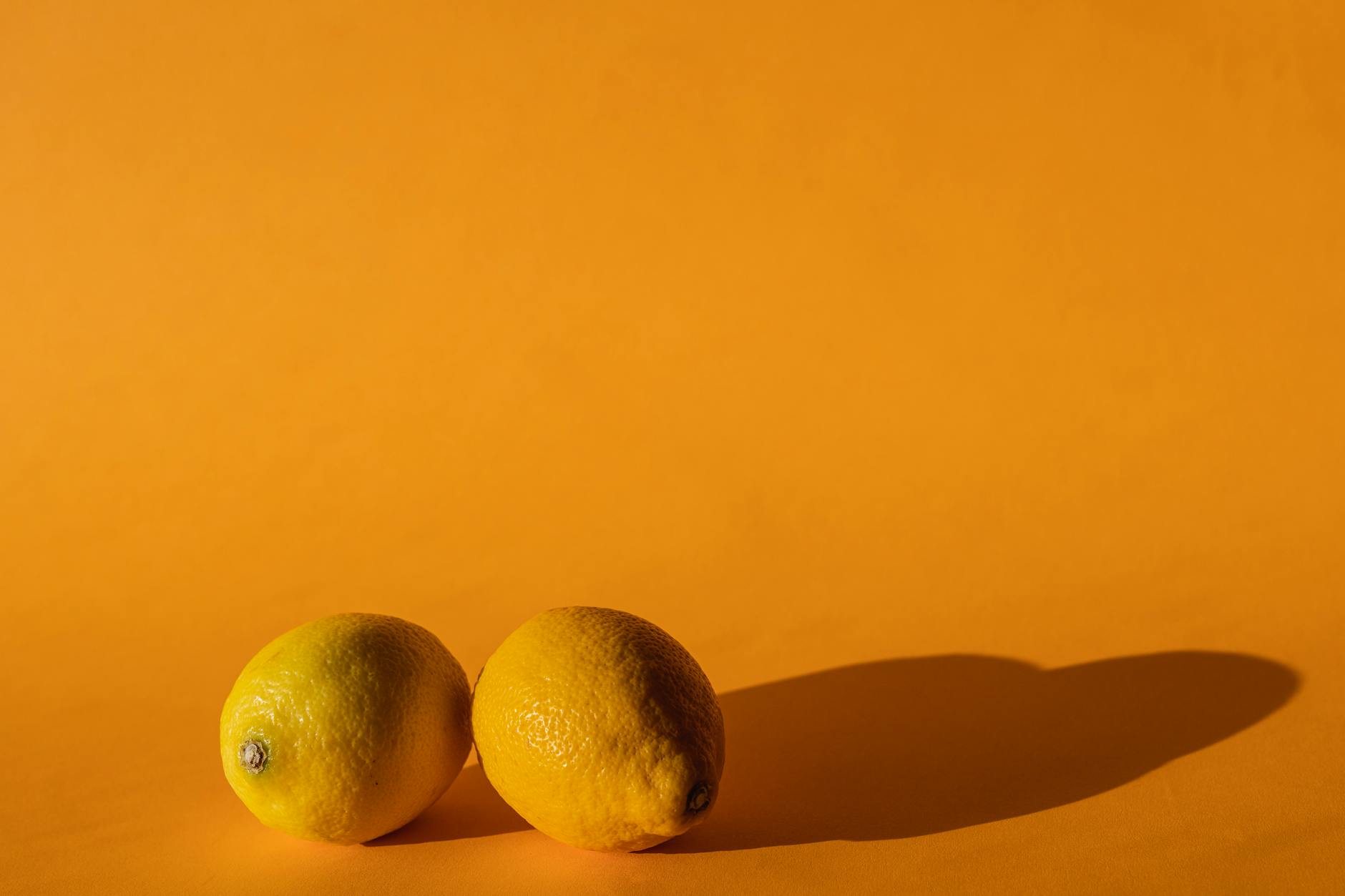 Limoni vivaci disposti su uno sfondo giallo brillante, simbolo di vitalità e sensazione